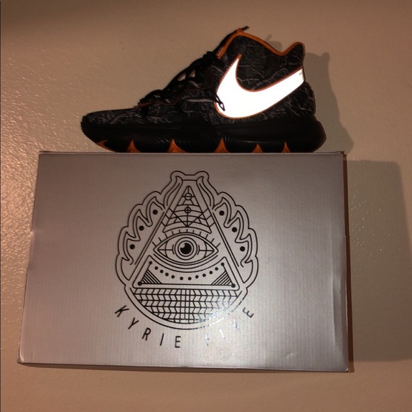 Kyrie 5 “Taco” PE Signed By TACO HIMSELF - Picture 2 of 4